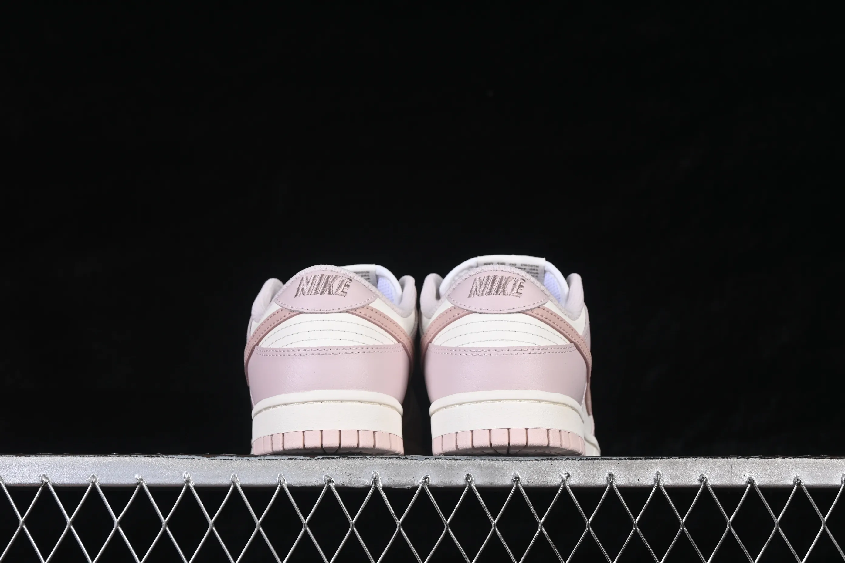 All categories Nk SB Dunk Series Nk SB Dunk Low High-end customized low-top sneakers Nike SB Dunk Low white and pink color low-top casual sneakers IM6572-602